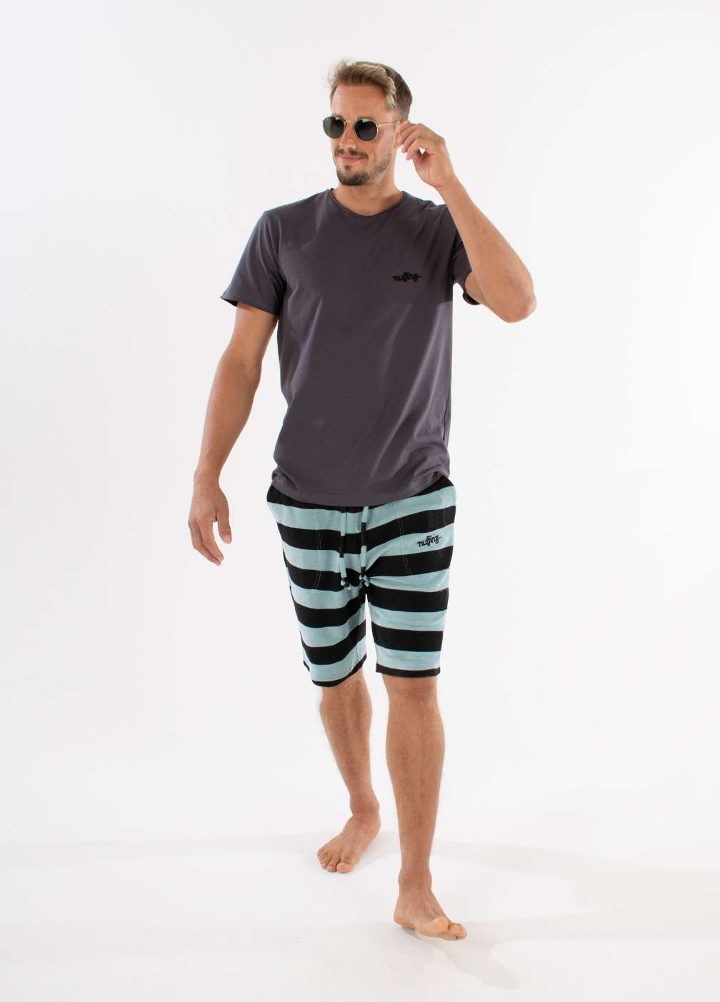 nuffinz EBONY T-SHIRT PURE - whole outfit visible from the side - sustainable men's t shirts - dark grey